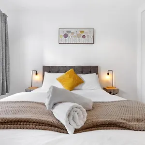 https://modern-luxe-flat-next-to-aldgate-east-tube.cambridgehotelsuk.com